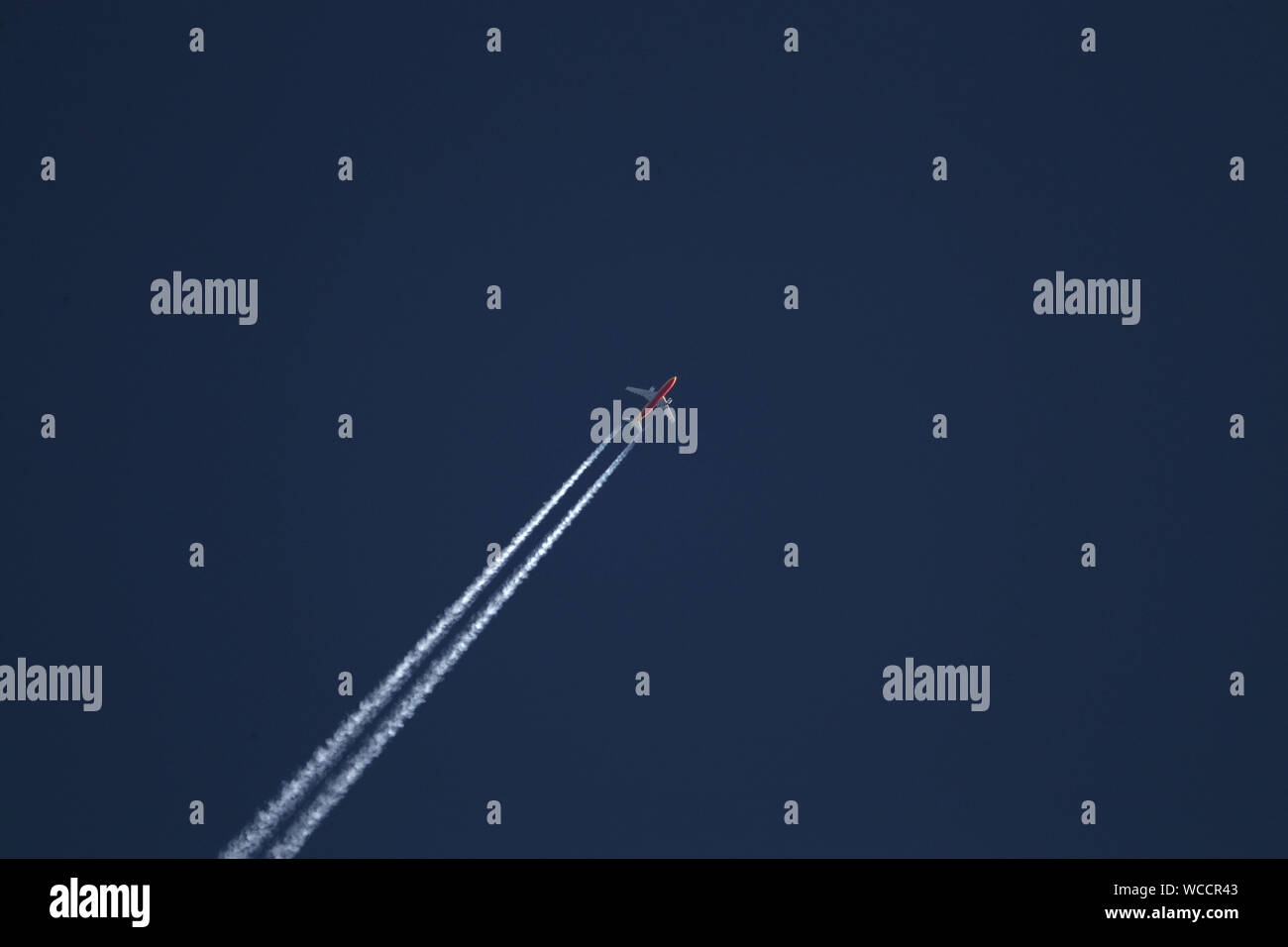 Ein Flugzeug fliegen hoch über Italien im Mai mit den Farben von DHL Logistics oder Deutsche Post Stockfoto