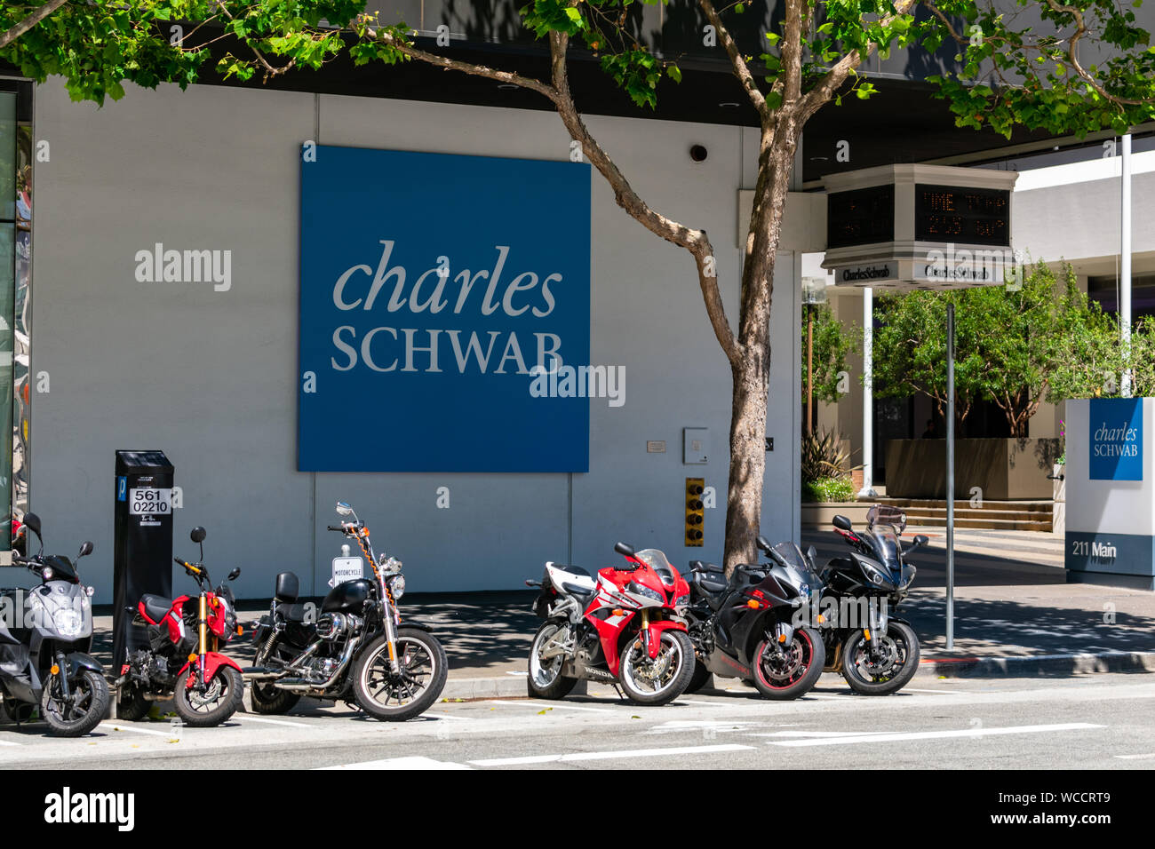 Charles Schwab Schild in der Nähe Financial Investment Management Firmensitz. Geparkte Motorräder Stockfoto