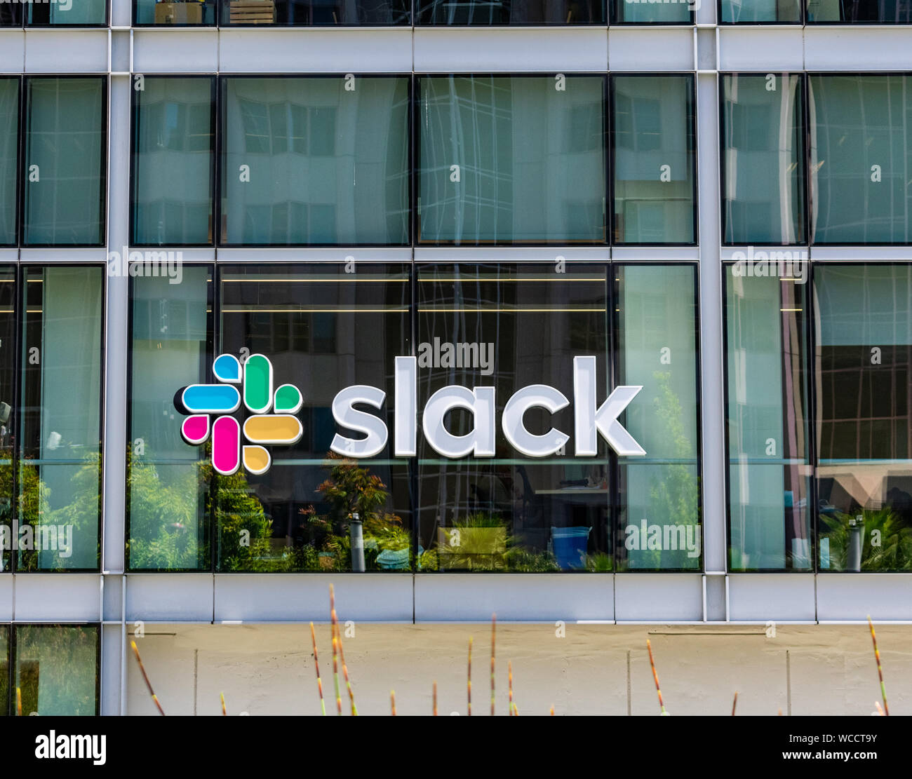 Durchhang unterzeichnen und Logo auf der Fassade von Software Unternehmen Hauptsitz Stockfoto