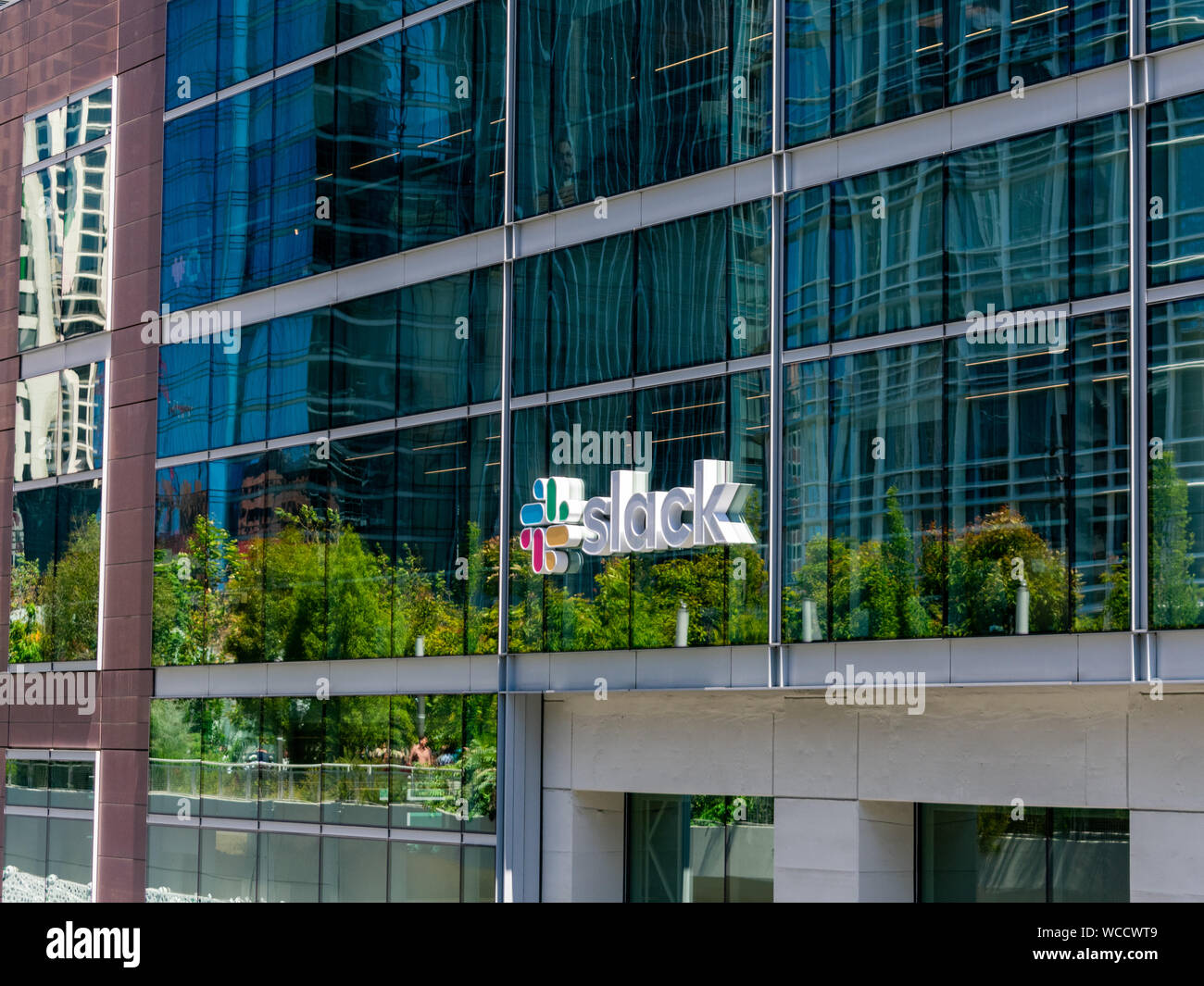 Durchhang Technologies Logo auf der Fassade der Software Firmensitz mit hohen Anstieg Stadtbild Hintergrund Stockfoto