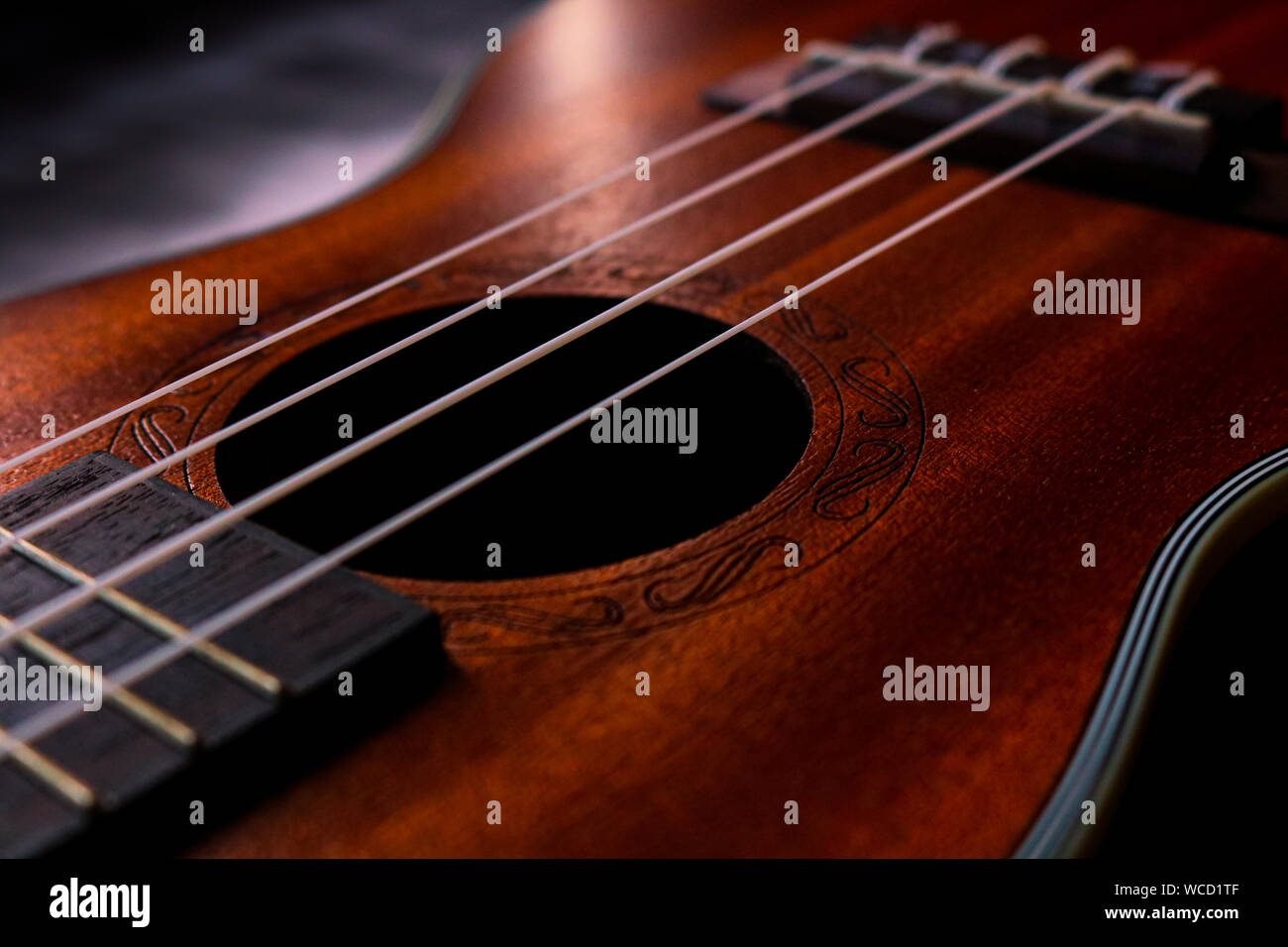 Nahaufnahme von klassischen hawaiianischen ukulele Instrument der Hintergrund Stockfoto