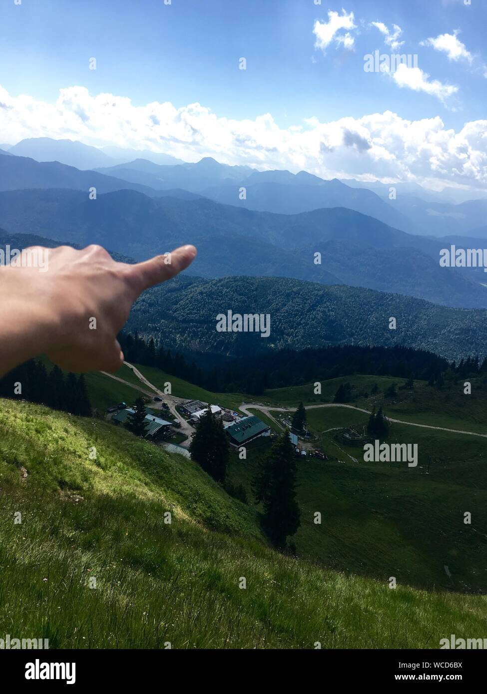 Persönliche Perspektive der Person zeigen Auf bergigen Landschaft Stockfoto