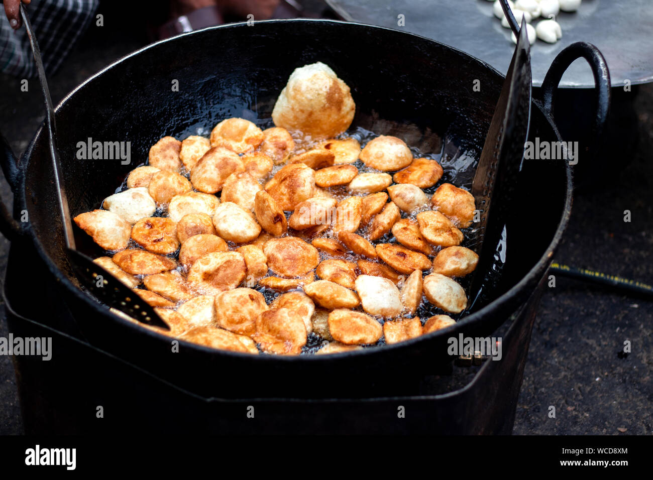 Raw Brot Frittieren in Öl auf kolkatas Straße kochuri Puri Nonne pita Brot Stockfoto