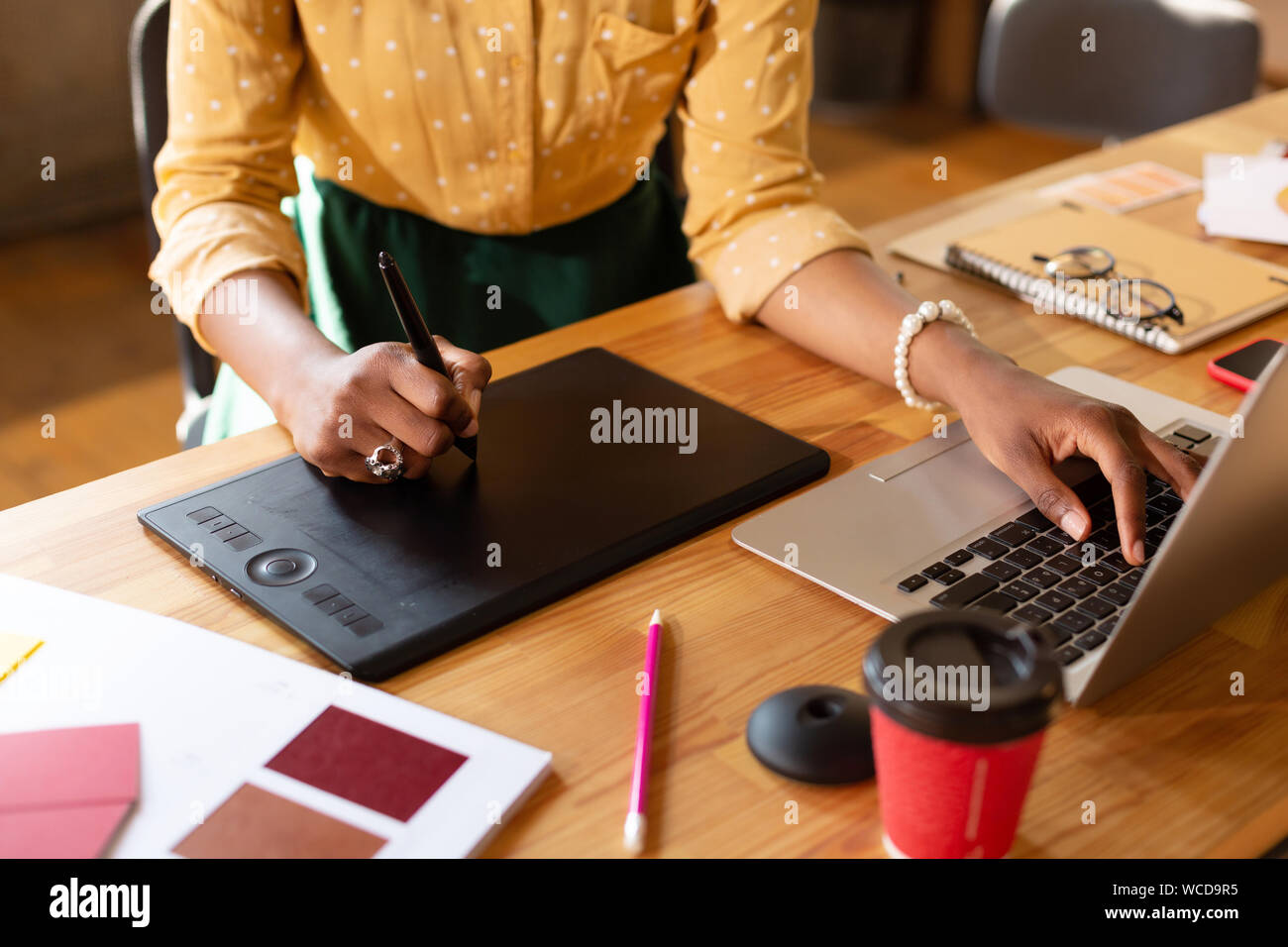 Nahaufnahme von Frau arbeiten mit modernen Technologien Stockfoto