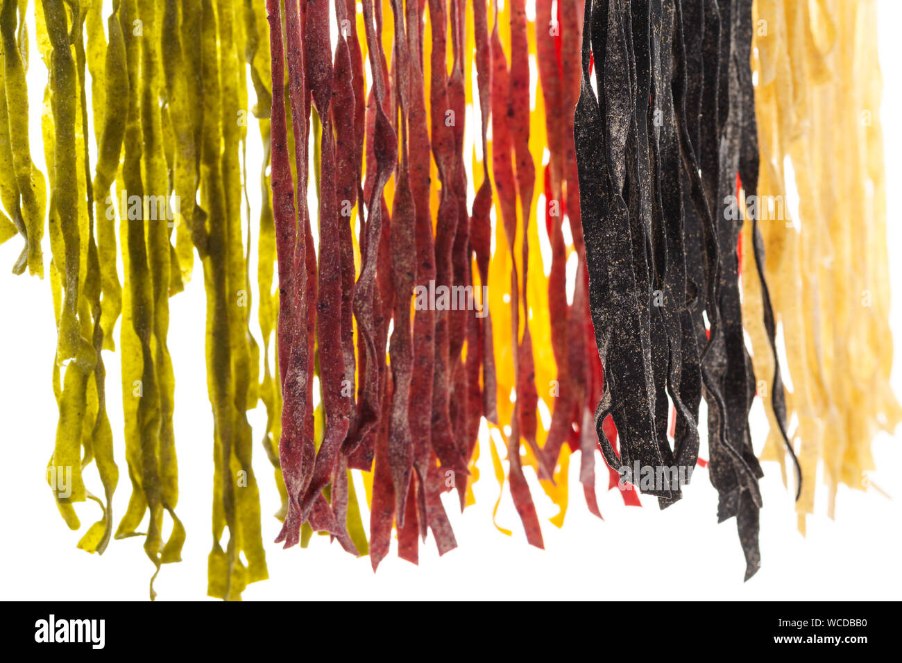 Verschiedene Arten von Frische, hausgemachte Pasta. Rohe nudeln Trocknung. Spinat, rote Bete und Tintenfisch Nudeln. Auf weissem Hintergrund. Stockfoto