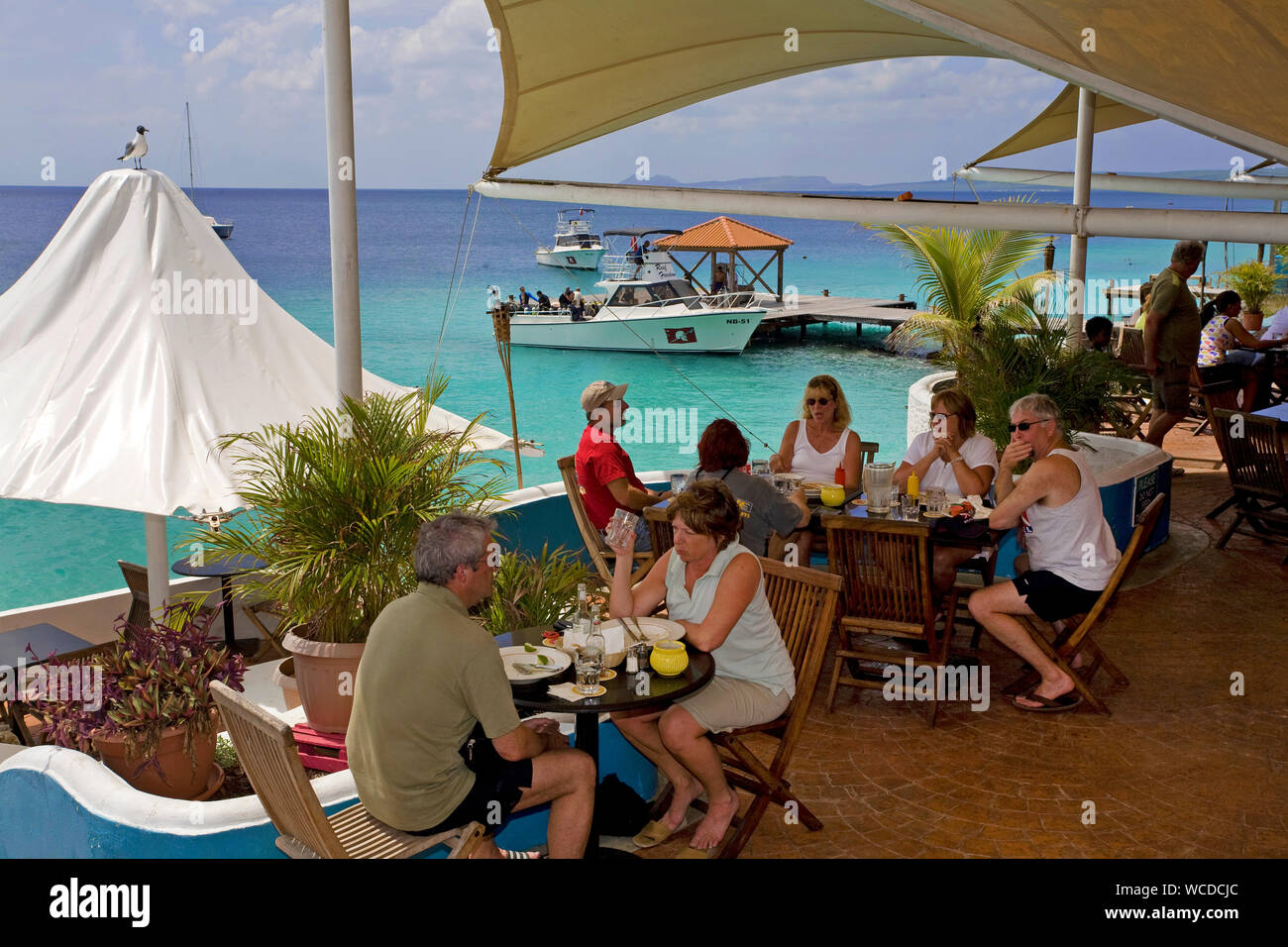 Touristen in einem Restaurant mit Meerblick, Captain Don's Habitat, berühmten Resort Tauchen hotel, Kralendijk, Bonaire, Niederländische Antillen Stockfoto