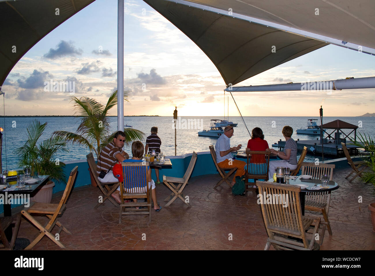 Touristen in einem Restaurant mit Meerblick, Captain Don's Habitat, berühmten Resort Tauchen hotel, Kralendijk, Bonaire, Niederländische Antillen Stockfoto