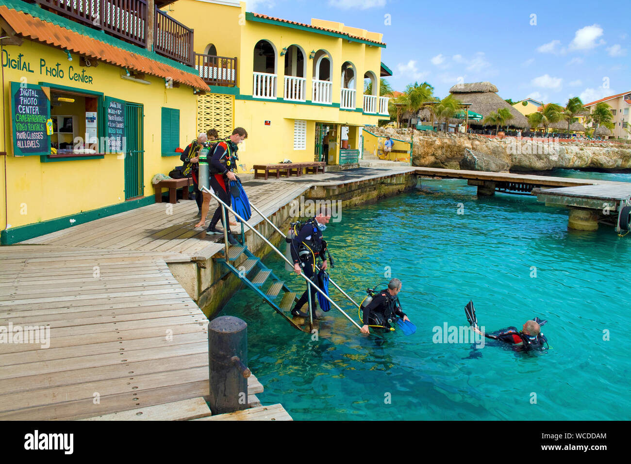 Scuba Diver an Buddy Dive Resort, beliebte Dive Resort auf Bonaire, Niederländische Antillen Stockfoto