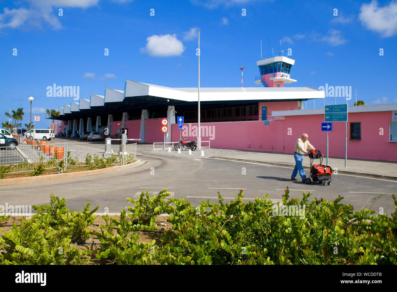 Reisende im Flamingo Airport, der internationale Flughafen Bonaire, Kralendijk, Bonaire, Niederländische Antillen Stockfoto