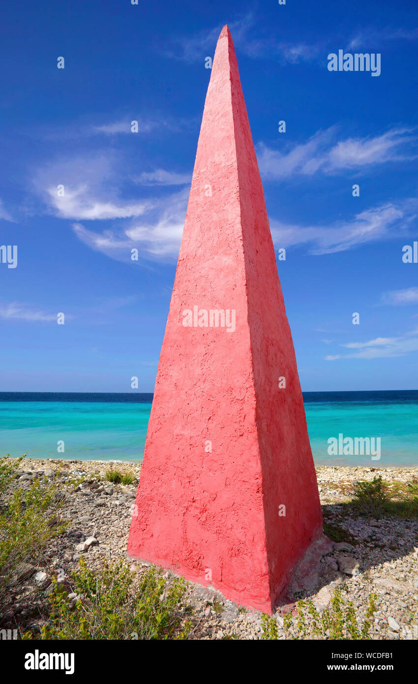 Obelisk an der Roten Slave, im Jahr 1837 baute für Schiff Orientierung, Salz-, Bonaire, Niederländische Antillen Stockfoto