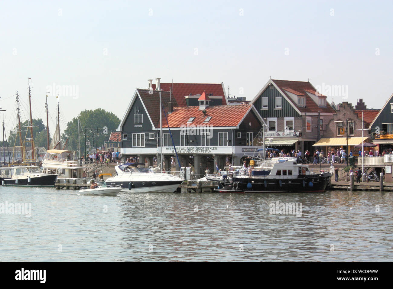 Das Fischerdorf Volendam ist gut - mit Piers, Boote und kleinen Häusern, Restaurants, Souvenirläden und Fotostudios erhalten. Stockfoto
