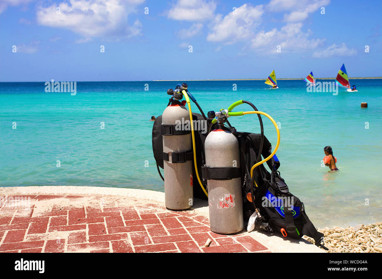 Tauchflaschen am Strand, Surfer auf dem Meer, Wassersport Paradies Bonaire, Niederländische Antillen Stockfoto