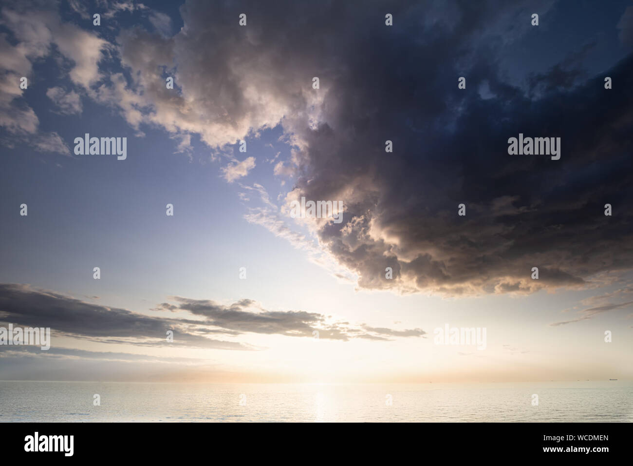 Dramatische Wolken über der Nordsee in der Sonne Stockfoto