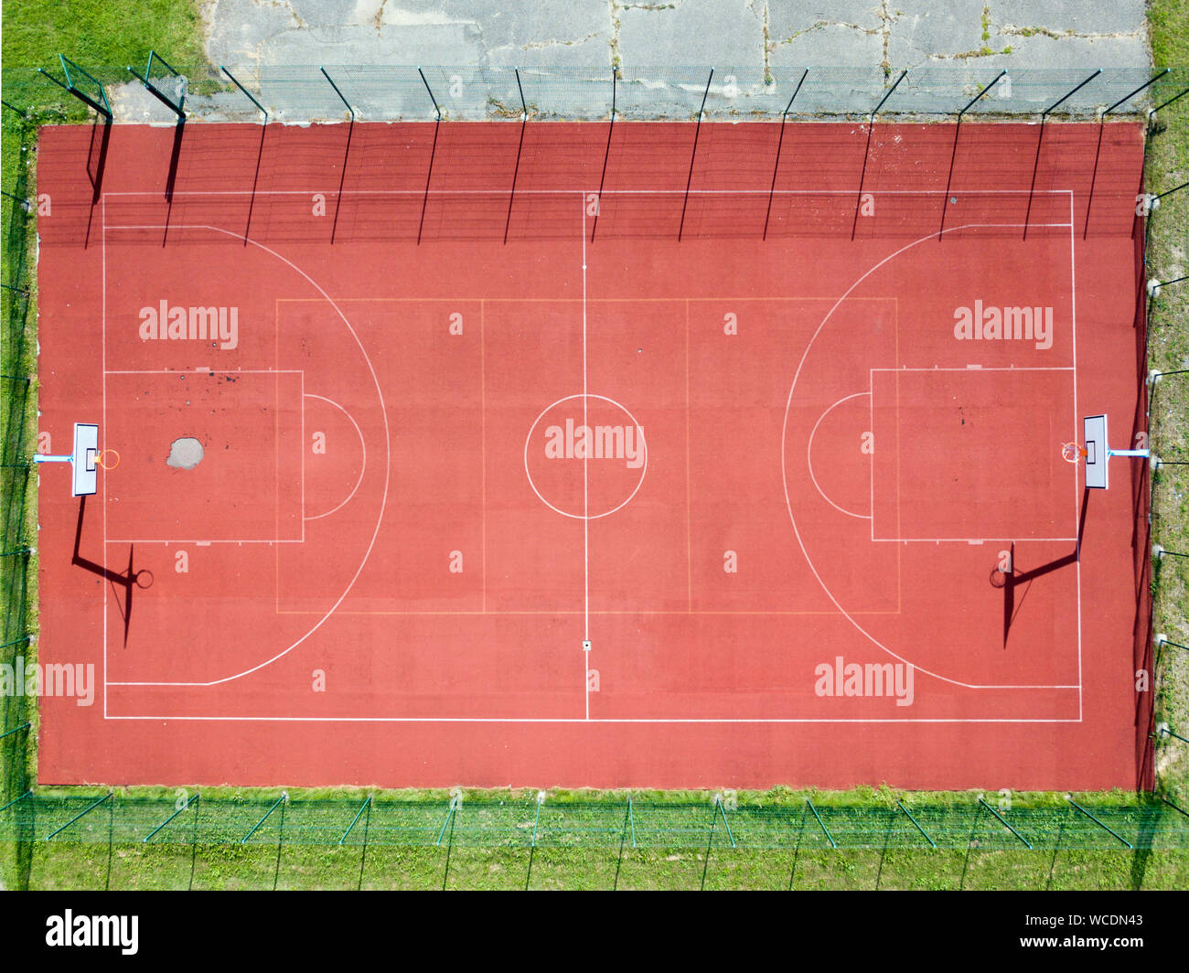 Antenne direkt über Schuß eines Basketball Spielplatz Stockfoto