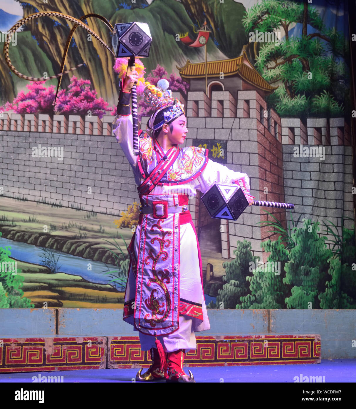 Ein Krieger mit Doppelhämmern, traditionelle chinesische Oper, Hongkong Stockfoto