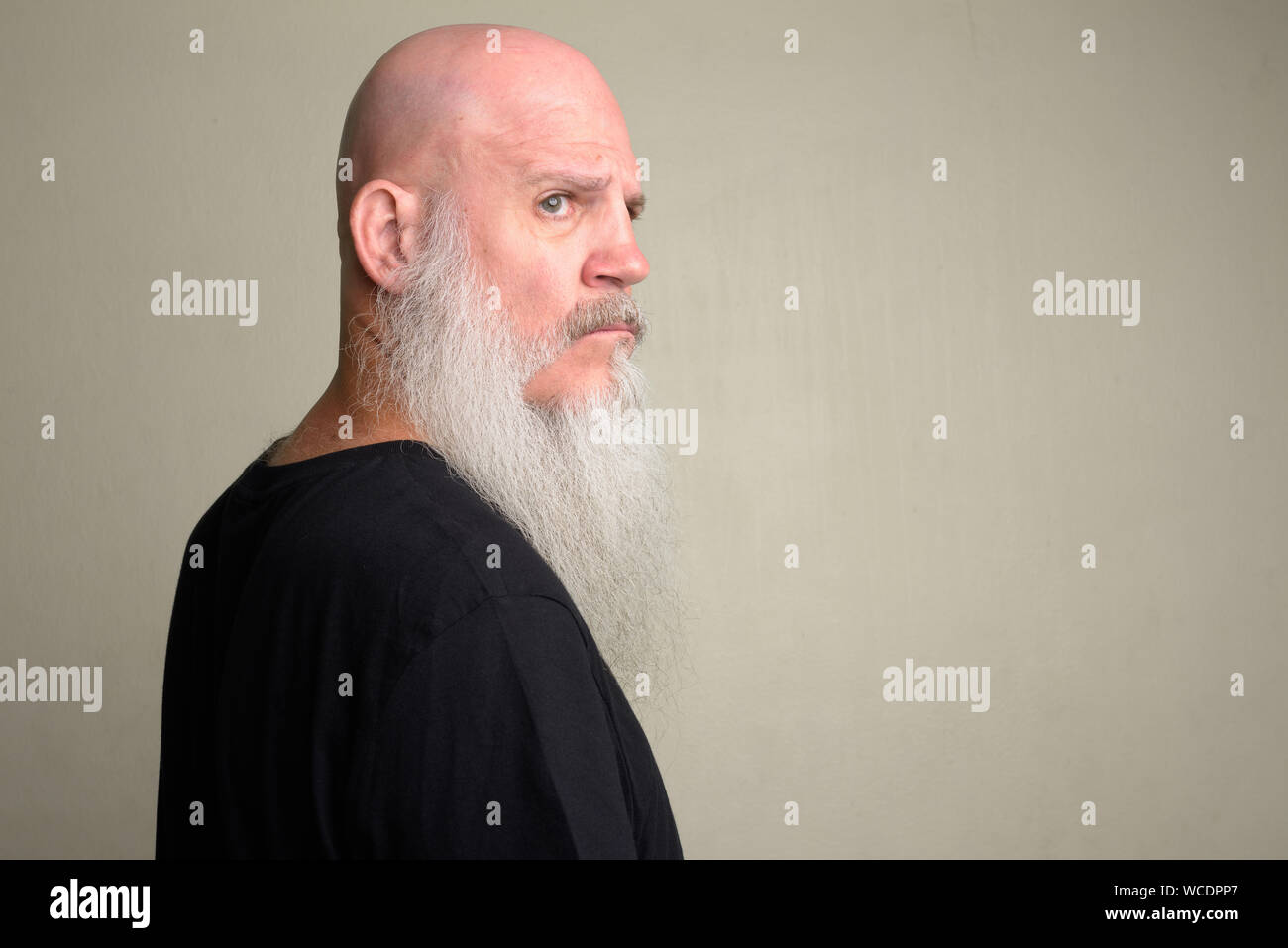 Profil anzeigen von Reifen glatzköpfige Mann mit langen grauen Bart Stockfoto