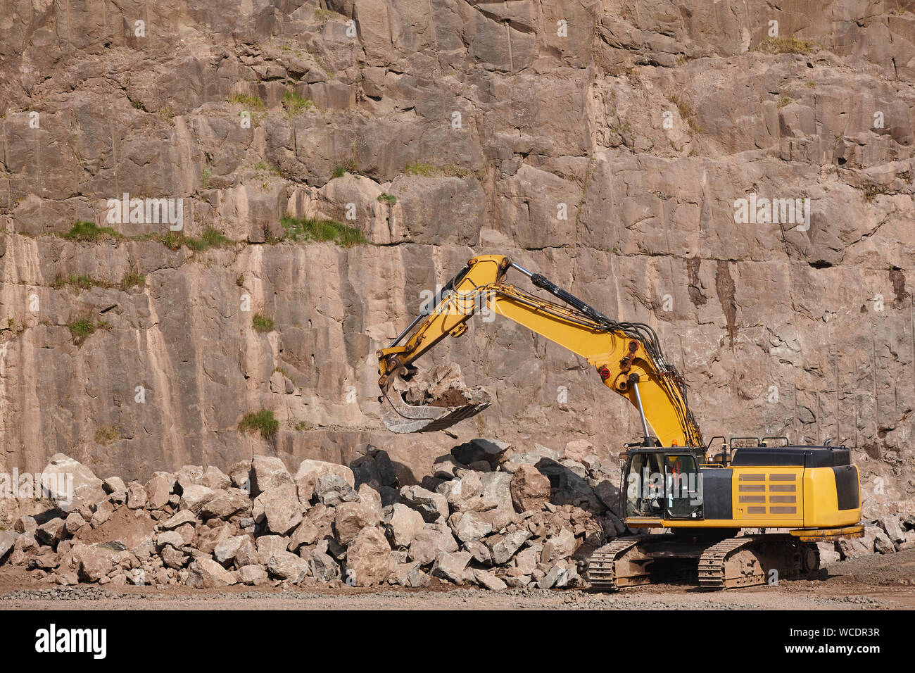 Bagger arbeiten an einem Steinbruch. Geologischen und mineralischen Ausgrabung Stockfoto