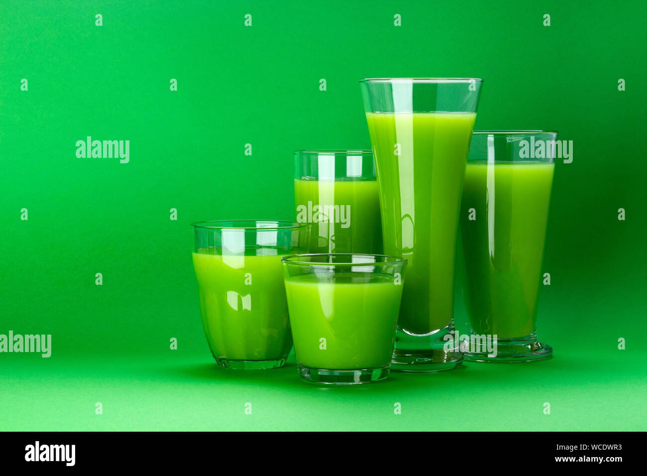 Grüner Saft auf grünem Hintergrund mit Kopie Platz für Text, frischen Apfel und Sellerie cocktail Stockfoto