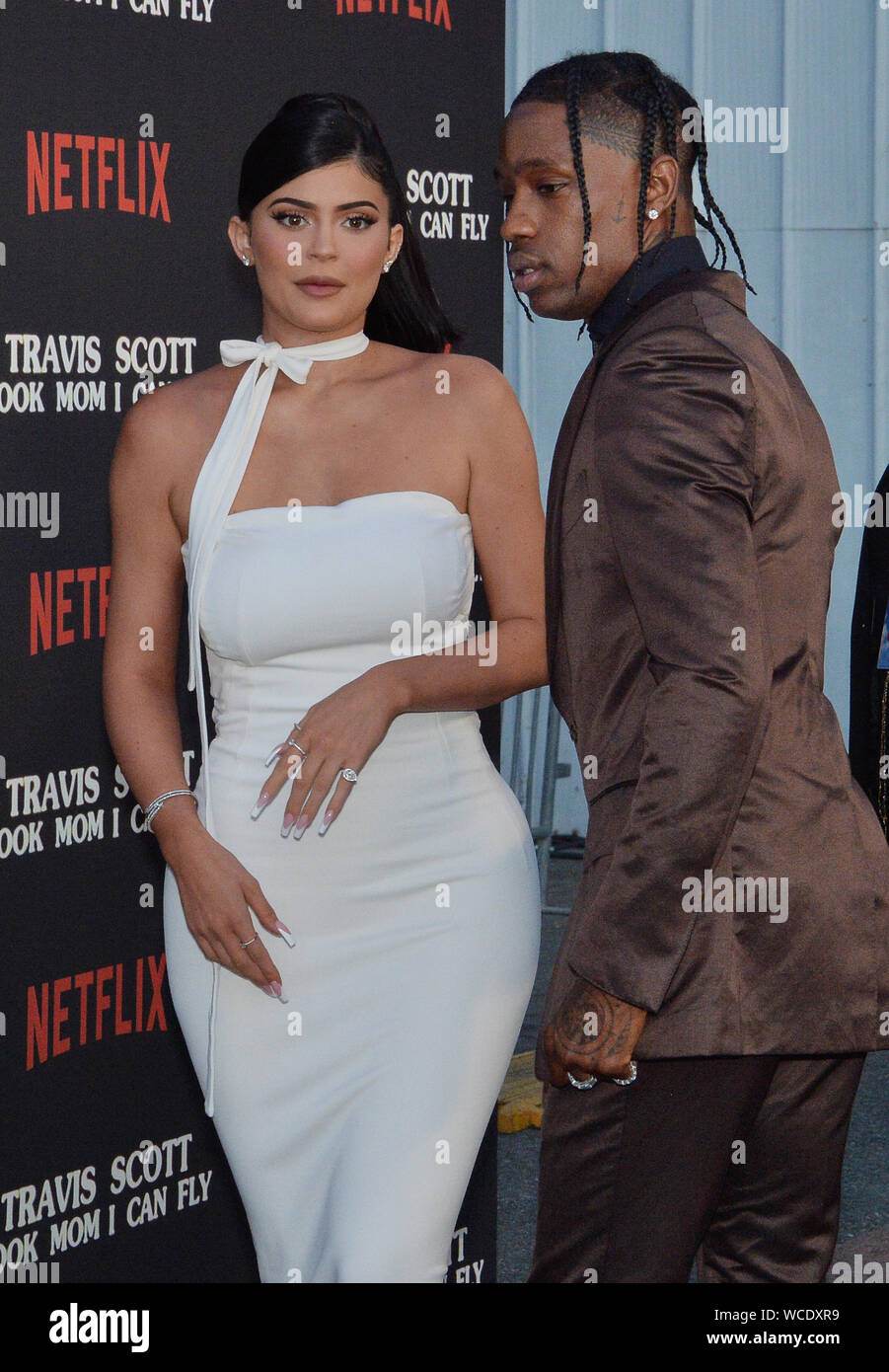 Santa Monica, Kalifornien, USA. 28 Aug, 2019. Rapper Travis Scott und Kylie Jenner Besuchen die Premiere von Netflix "Travis Scott: Look Mom Ich kann fliegen" Barker Hangar am 27. August 2019 in Santa Monica, Kalifornien. "Travis Scott: Look Mom Ich kann Fliegen "Spuren der Houston rapper zu super-Stars, die sich auf die Monate um Scott's drittes Album 'Astroworld'. Foto von Jim Ruymen/UPI Quelle: UPI/Alamy leben Nachrichten Stockfoto