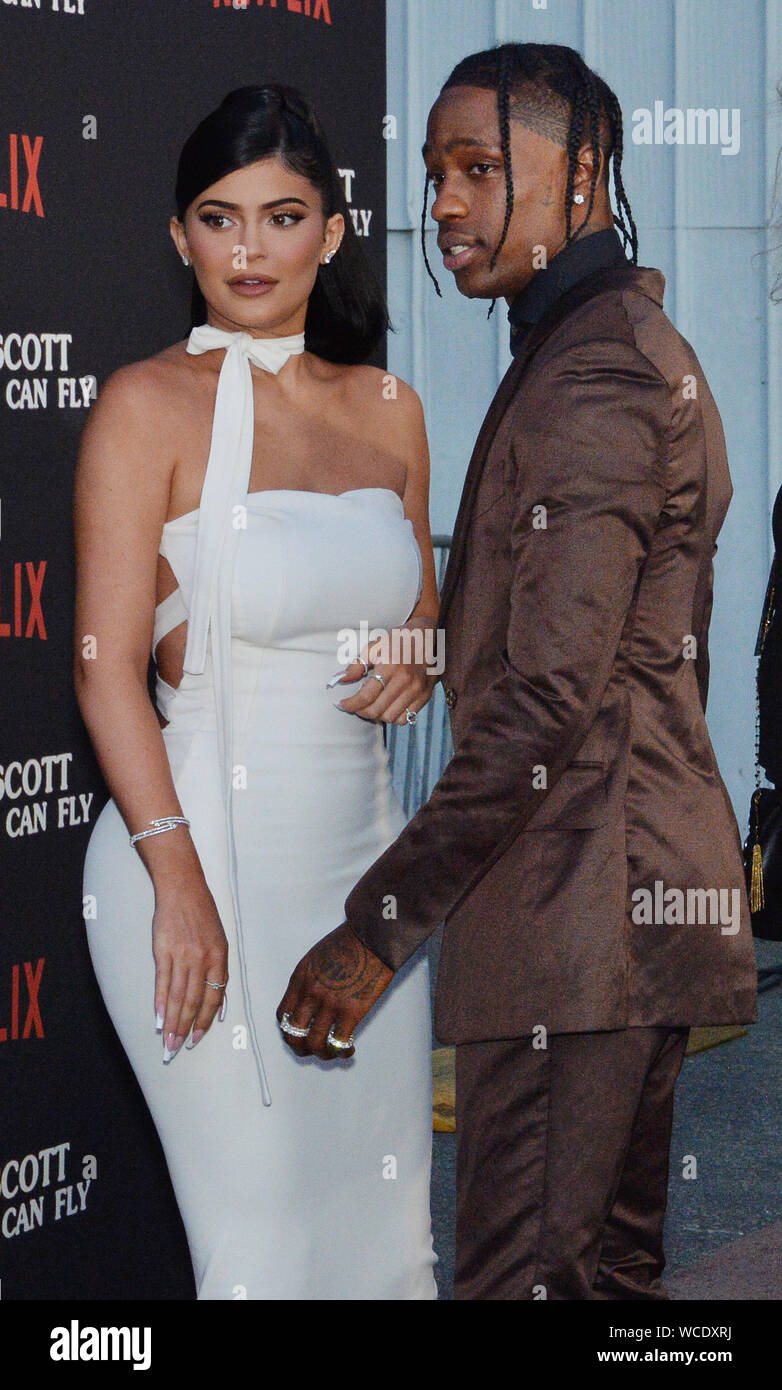 Santa Monica, Kalifornien, USA. 28 Aug, 2019. Rapper Travis Scott und Kylie Jenner Besuchen die Premiere von Netflix "Travis Scott: Look Mom Ich kann fliegen" Barker Hangar am 27. August 2019 in Santa Monica, Kalifornien. "Travis Scott: Look Mom Ich kann Fliegen "Spuren der Houston rapper zu super-Stars, die sich auf die Monate um Scott's drittes Album 'Astroworld'. Foto von Jim Ruymen/UPI Quelle: UPI/Alamy leben Nachrichten Stockfoto