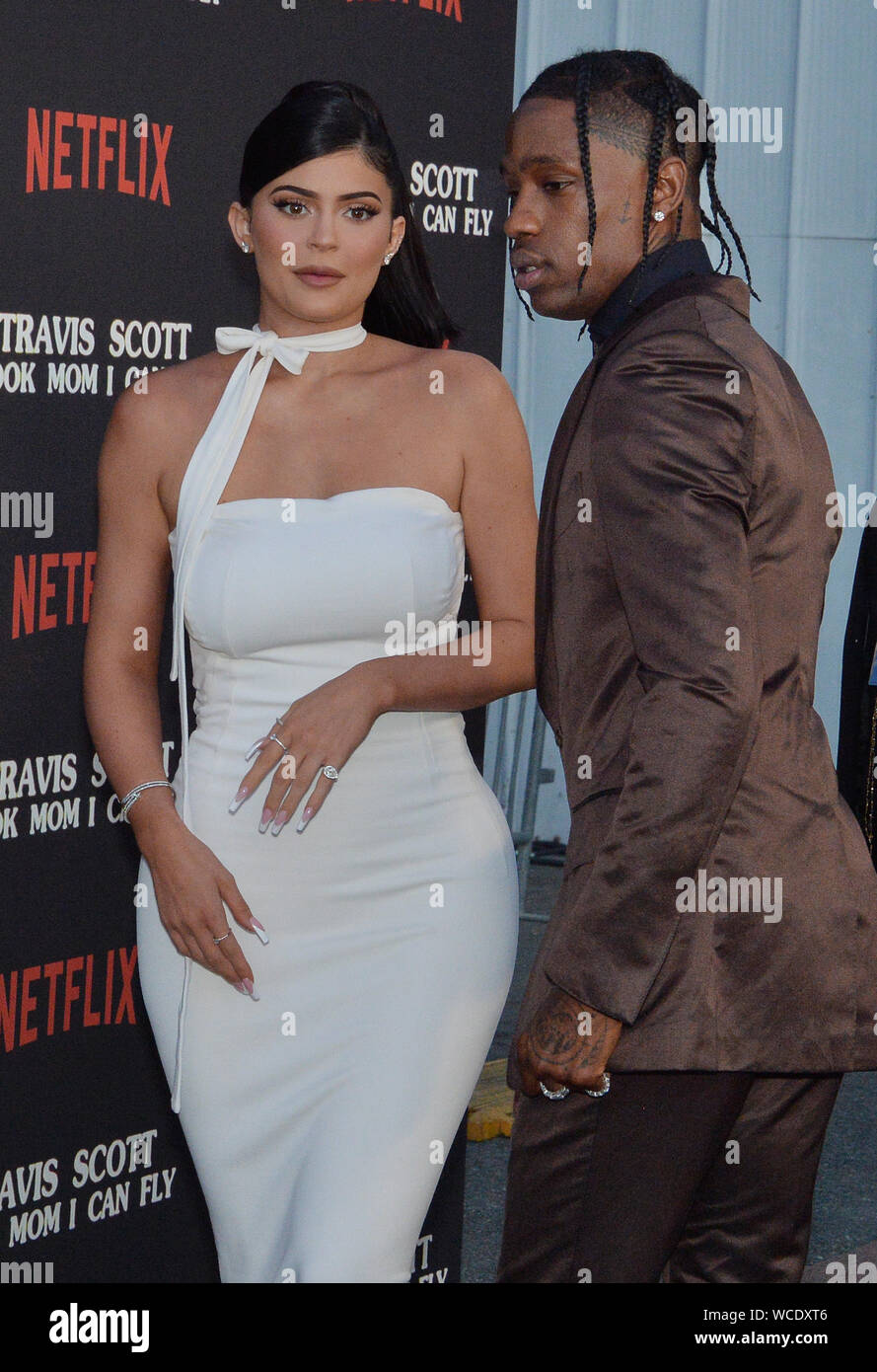 Santa Monica, Kalifornien, USA. 28 Aug, 2019. Rapper Travis Scott und Kylie Jenner Besuchen die Premiere von Netflix "Travis Scott: Look Mom Ich kann fliegen" Barker Hangar am 27. August 2019 in Santa Monica, Kalifornien. "Travis Scott: Look Mom Ich kann Fliegen "Spuren der Houston rapper zu super-Stars, die sich auf die Monate um Scott's drittes Album 'Astroworld'. Foto von Jim Ruymen/UPI Quelle: UPI/Alamy leben Nachrichten Stockfoto