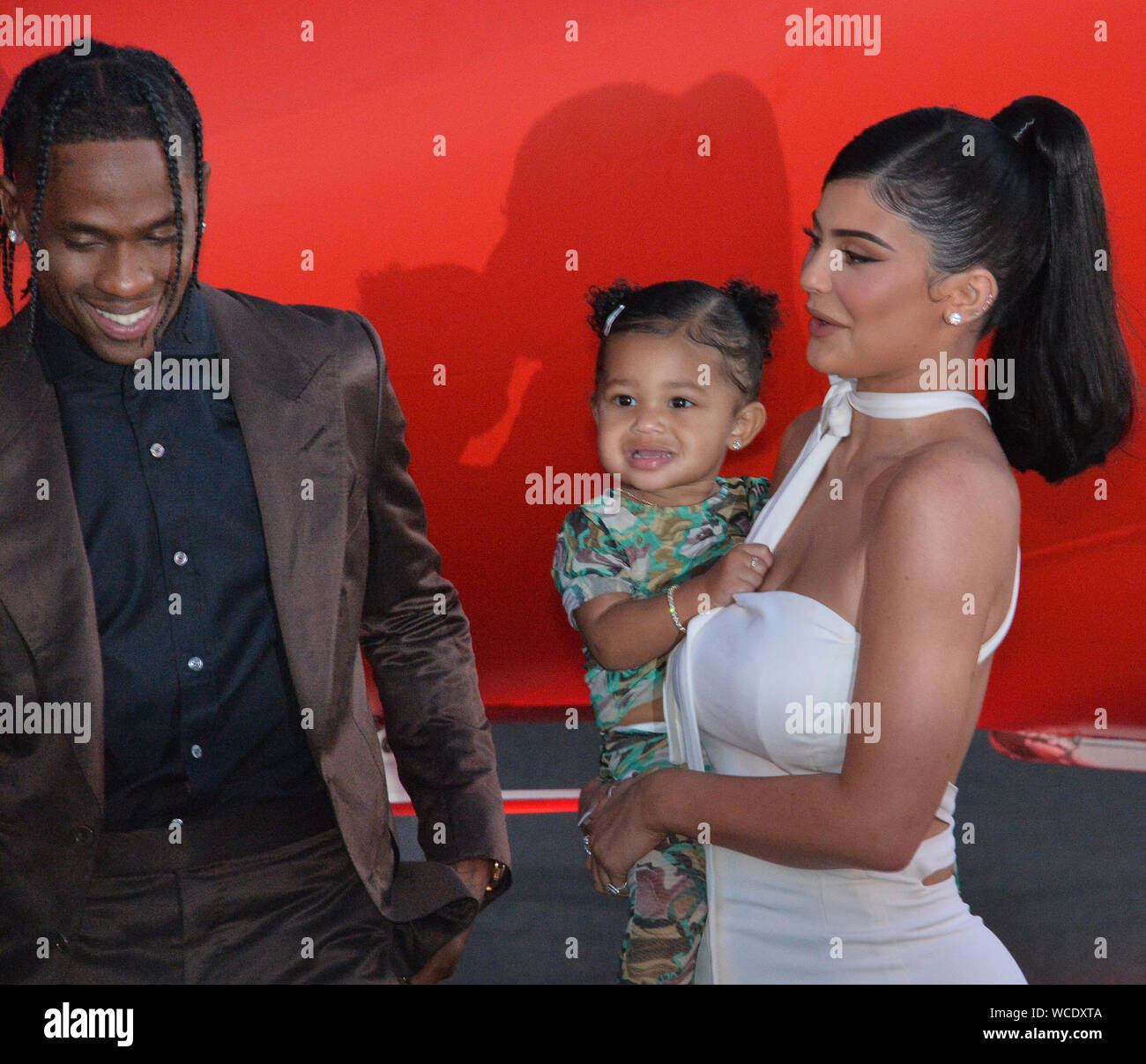 Santa Monica, Kalifornien, USA. 28 Aug, 2019. Rapper Travis Scott und Kylie Jenner und ihre Tochter oll Besuchen die Premiere von Netflix "Travis Scott: Look Mom Ich kann fliegen" Barker Hangar am 27. August 2019 in Santa Monica, Kalifornien. "Travis Scott: Look Mom Ich kann Fliegen "Spuren der Houston rapper zu super-Stars, die sich auf die Monate um Scott's drittes Album 'Astroworld'. Foto von Jim Ruymen/UPI Quelle: UPI/Alamy leben Nachrichten Stockfoto