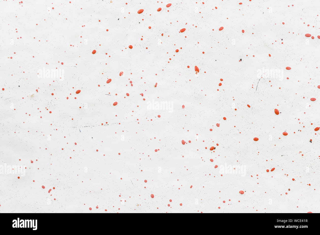 Nahaufnahme einer weißem Fiberglas (GFK) Oberfläche mit roten Punkten. Hochauflösende full frame Abstrakt Hintergrund. Kopieren Sie Platz. Stockfoto