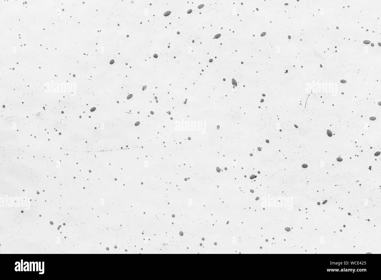 Nahaufnahme einer weißem Fiberglas (GFK) Oberfläche mit Punkten in Schwarz und Weiß. Hochauflösende full frame Abstrakt Hintergrund. Kopieren Sie Platz. Stockfoto