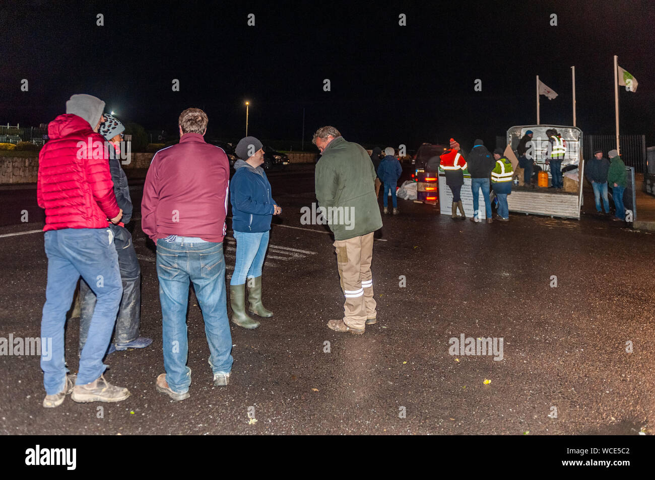 Bandon, West Cork, Irland. August 2019. Eine Gruppe von Bauern nahm heute Abend ihren Protest vor ABP Bandon wieder auf, trotz einer gerichtlichen Verletzung. Die Landwirte sind mit den Gesprächen der vergangenen Woche unzufrieden und fordern Minister Michael Creed auf, in die Preispleite einzugreifen. Die gerichtliche Verfügung wird außerhalb der Fabriktore ausgehängt, aber an Beef Plan, nicht an einzelne Landwirte, ausgemacht. Die Bauern sagen, sie sind auf lange Sicht hier. Quelle: AG News/Alamy Live News. Stockfoto