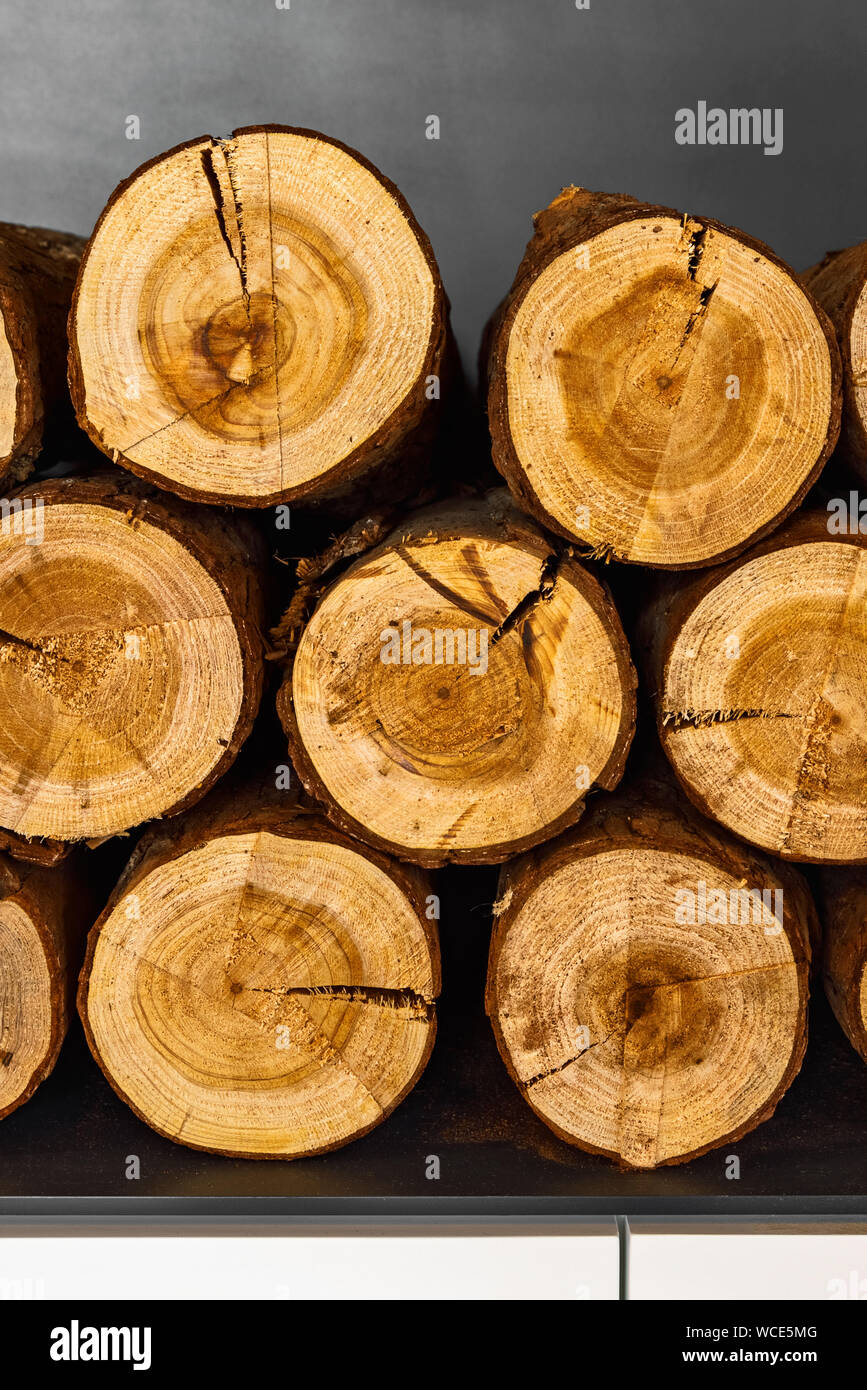 Gehackte Brennholz. Natürliche Holz- braunen Hintergrund. Stockfoto