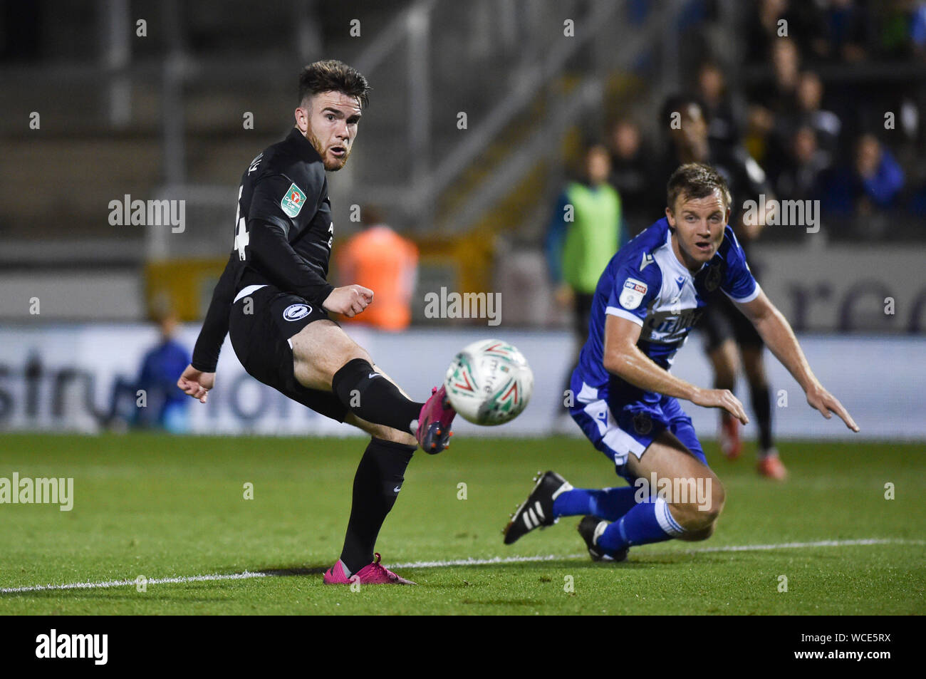 Aaron Connolly kann nicht die abschließende Note während der carabao Pokalspiel zwischen dem Bristol Rovers und Brighton und Hove Albion erhalten Sie bei der Gedenkstätte Boden, Bristol, 27. August 2019: Nur die redaktionelle Nutzung. Kein Merchandising. Für Fußball Bilder FA und Premier League Einschränkungen Inc. kein Internet/Mobile Nutzung ohne fapl Lizenz - für Details Kontakt Fußball Dataco Stockfoto