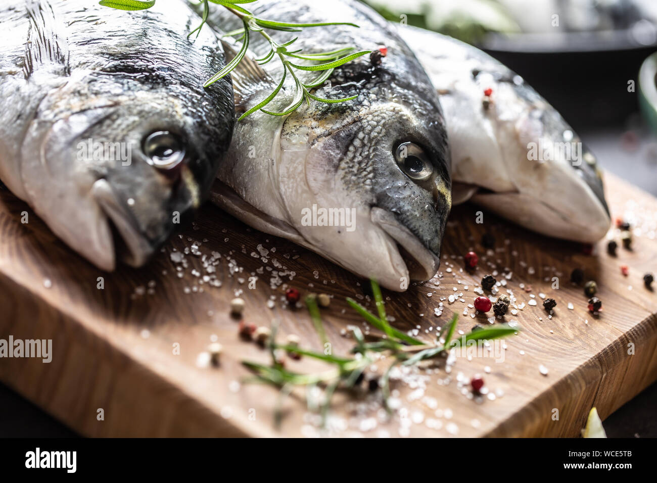 Mediterrane Fischgerichte Dorade mit Gewürzen, Salz, Kräuter, Knoblauch und Zitrone. Gesunde Meeresfrüchte. Konzept der gesunde Lebensmittel Stockfoto