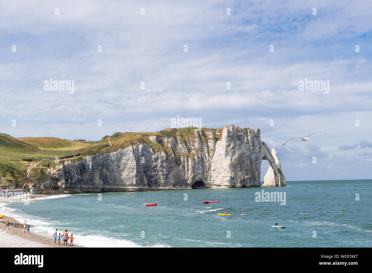 Eine Strandszene bei Étretat in der Normandie, Frankreich. Stockfoto