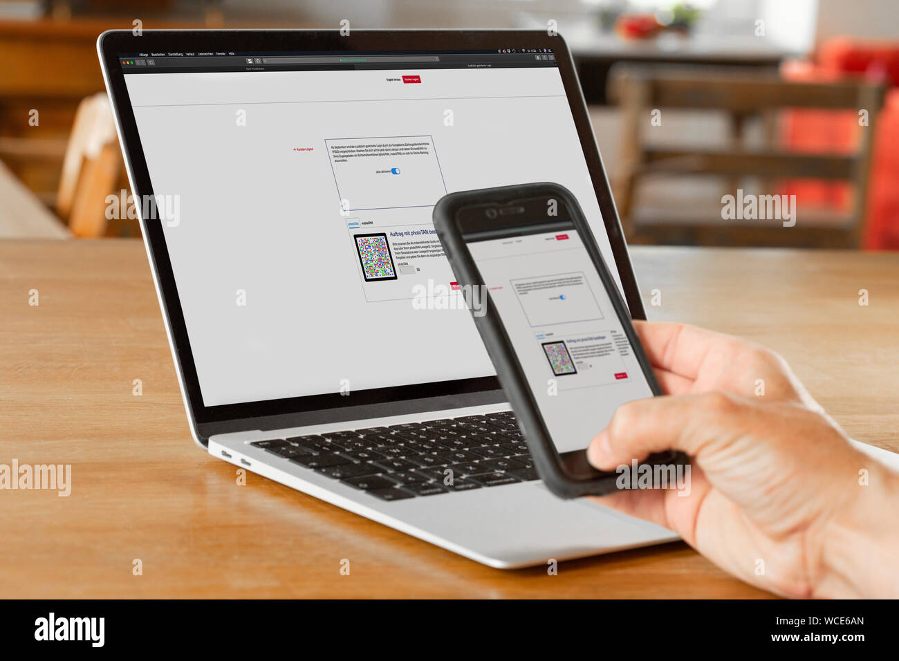 Scannen von einem photoTAN mit Smartphone beim Online-banking, Deutschland. Stockfoto