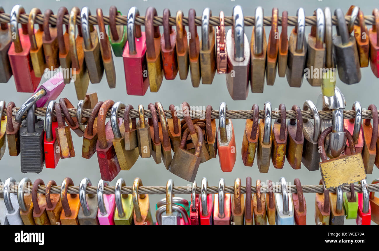 Viele Schlösser in einer Reihe hängen Stockfoto