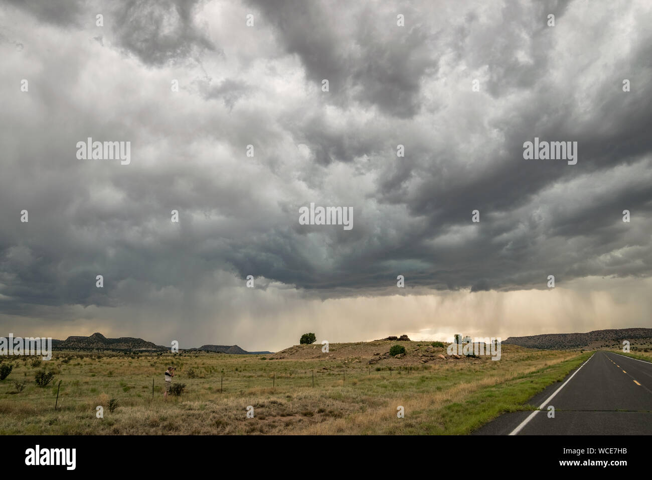 Dramatische Sturm Himmel im äußersten Nordosten New Mexico. Schöne Sturmwolken über Gelände, wo die hohen Ebenen in eine bergige Landschaft verwandelt. Stockfoto