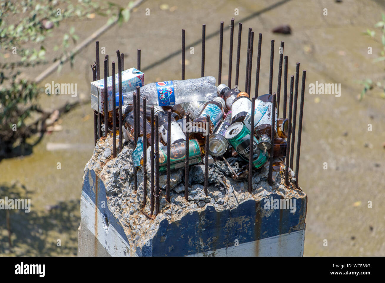 SAMUT PRAKAN, Thailand, 18. Mai 2019, den Müll in den Fluss in die Konstruktion einer konkreten Säule am Ufer liegen. Stockfoto