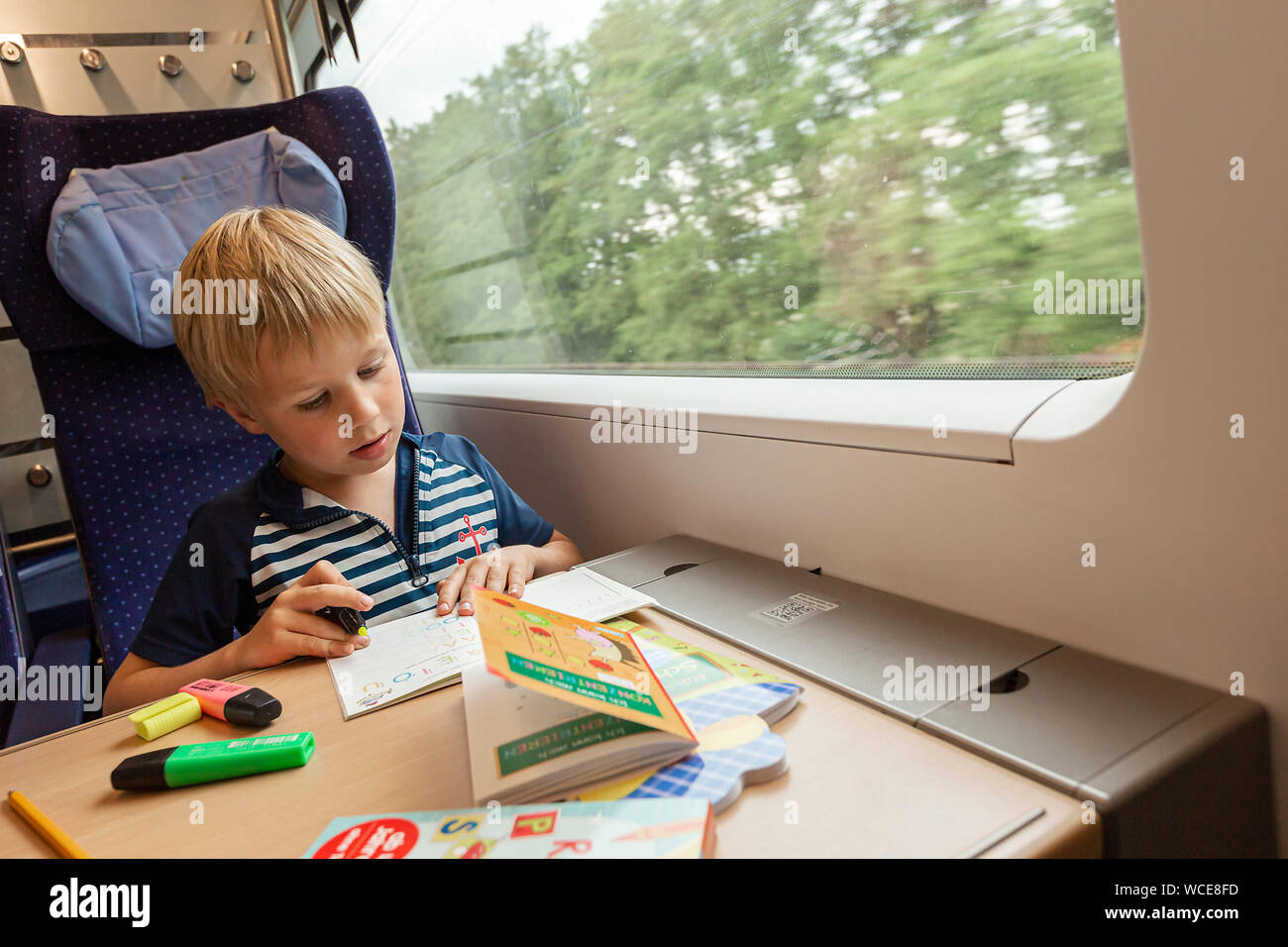 Junge, 6 Jahre, während der Zugfahrt, Deutschland, 01.08.2019. Stockfoto
