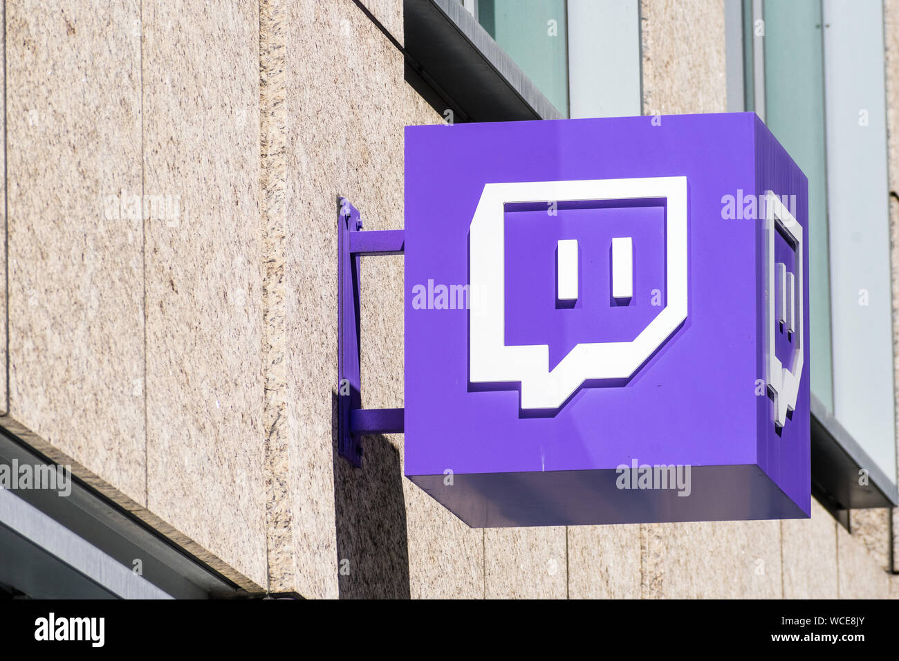 August 21, 2019 San Francisco/CA/USA - Twitch Symbol auf ihren Sitz in der Innenstadt; Zucken ist ein live streaming Video Plattform im Besitz b Stockfoto