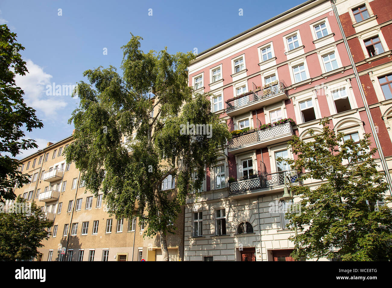 Ein altes und frisch saniertes Wohngebäude nebeneinander in Berlin Prenzlauer Berg, DEUTSCHLAND, 01.08.2019. | Eine alte und einem frisch renovierten Resid Stockfoto