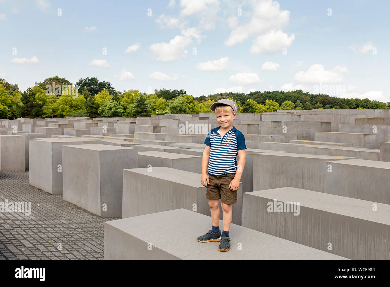 Junge, 6 Jahre, Besuch der Holocaust Denkmal für die getöteten Juden Europas während des Nationalsozialismus, BERLIN, GERMNY. Stockfoto