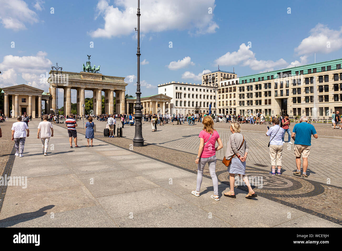 Touristen auf dem Pariser Platz vor dem Brandenburger Tor in Berlin, Deutschland Stockfoto