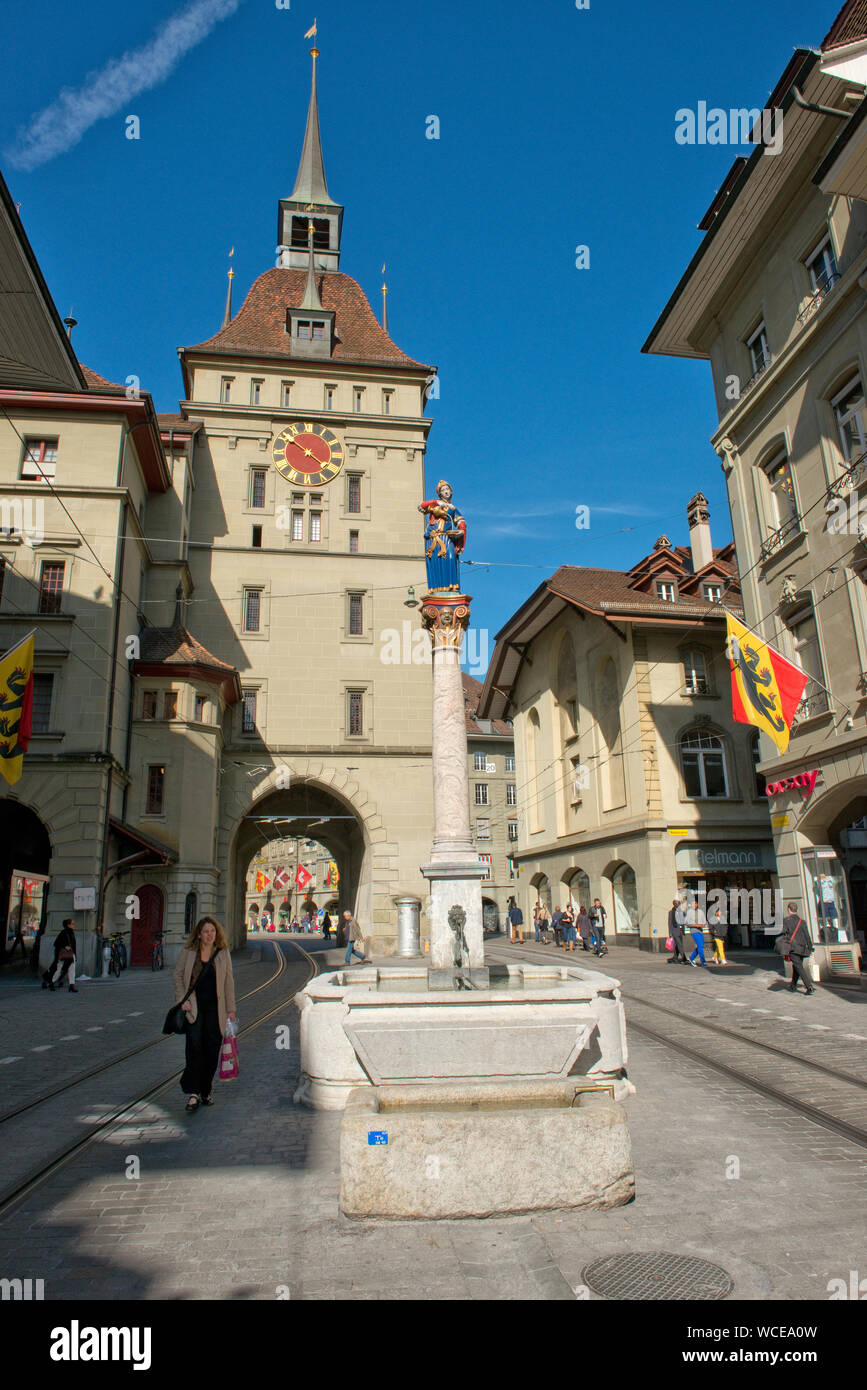 Käfigturm mittelalterlichen Turm und Uhr, und foubtain mit Statue des  Anna-Seiler-Brunnen (Anna Verkäufer). Altstadt, Bern, Schweiz  Stockfotografie - Alamy