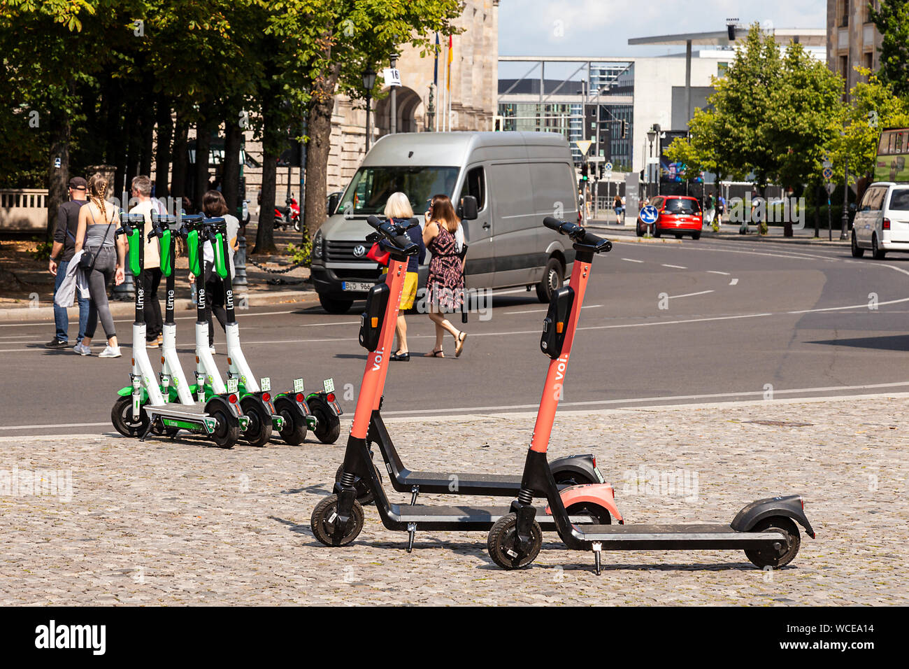 E-Scooter, Fußgänger und Autos, Deutschland, Berlin. Stockfoto
