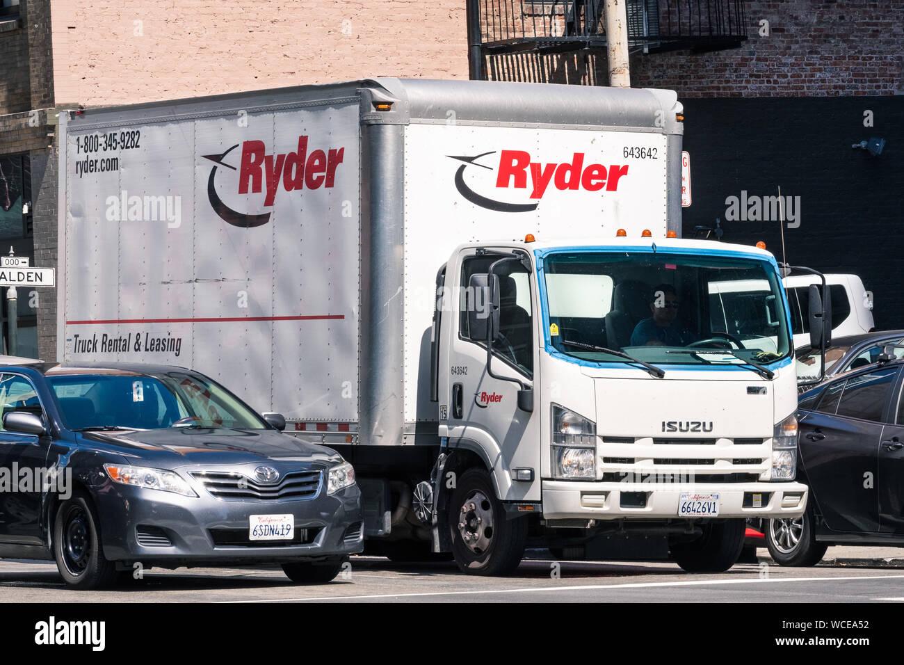 August 21, 2019 San Francisco/CA/USA - Ryder Lkw fahren in der Innenstadt von San Francisco; Ryder System, Inc. ist ein US-amerikanischer Anbieter von Transport Stockfoto