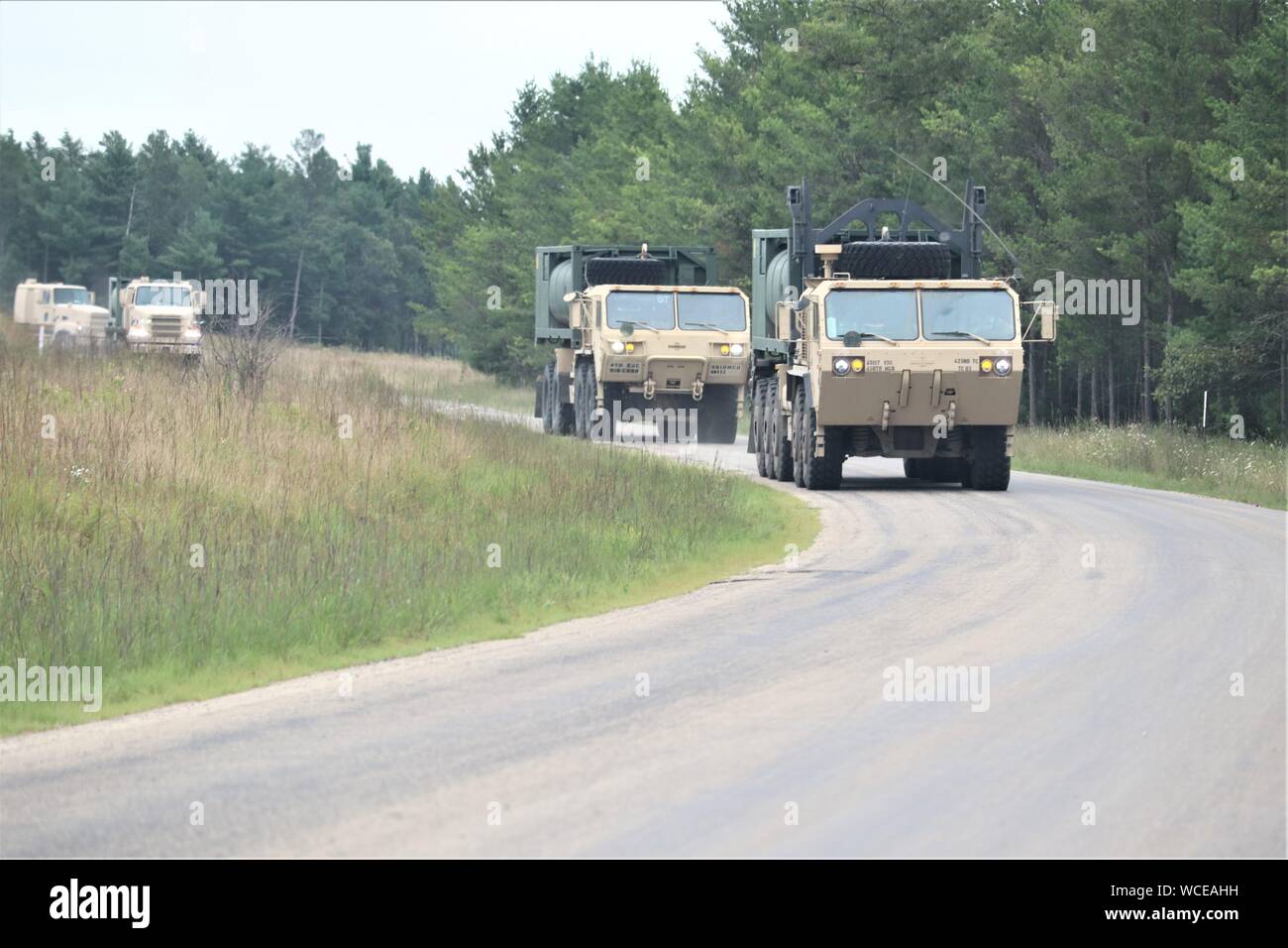 Service Mitglieder am Fort McCoy, Wis., für die Ausbildung in der 86th Division Combat Support Training Training (CSTX) 86-19-04 Antrieb Militärfahrzeuge in einem Konvoi Aug.20, 2019, im Süden an die Installation. Die Ausübung enthalten Tausende von Service Mitglieder und fiel mit anderen untergeordneten Übungen, die auf Post im August 2019, wie z. B. globalen Medic und Patriot Krieger. (U.S. Armee Foto von Scott T. Sturkol, Public Affairs Office, Fort McCoy, Wis.) Stockfoto