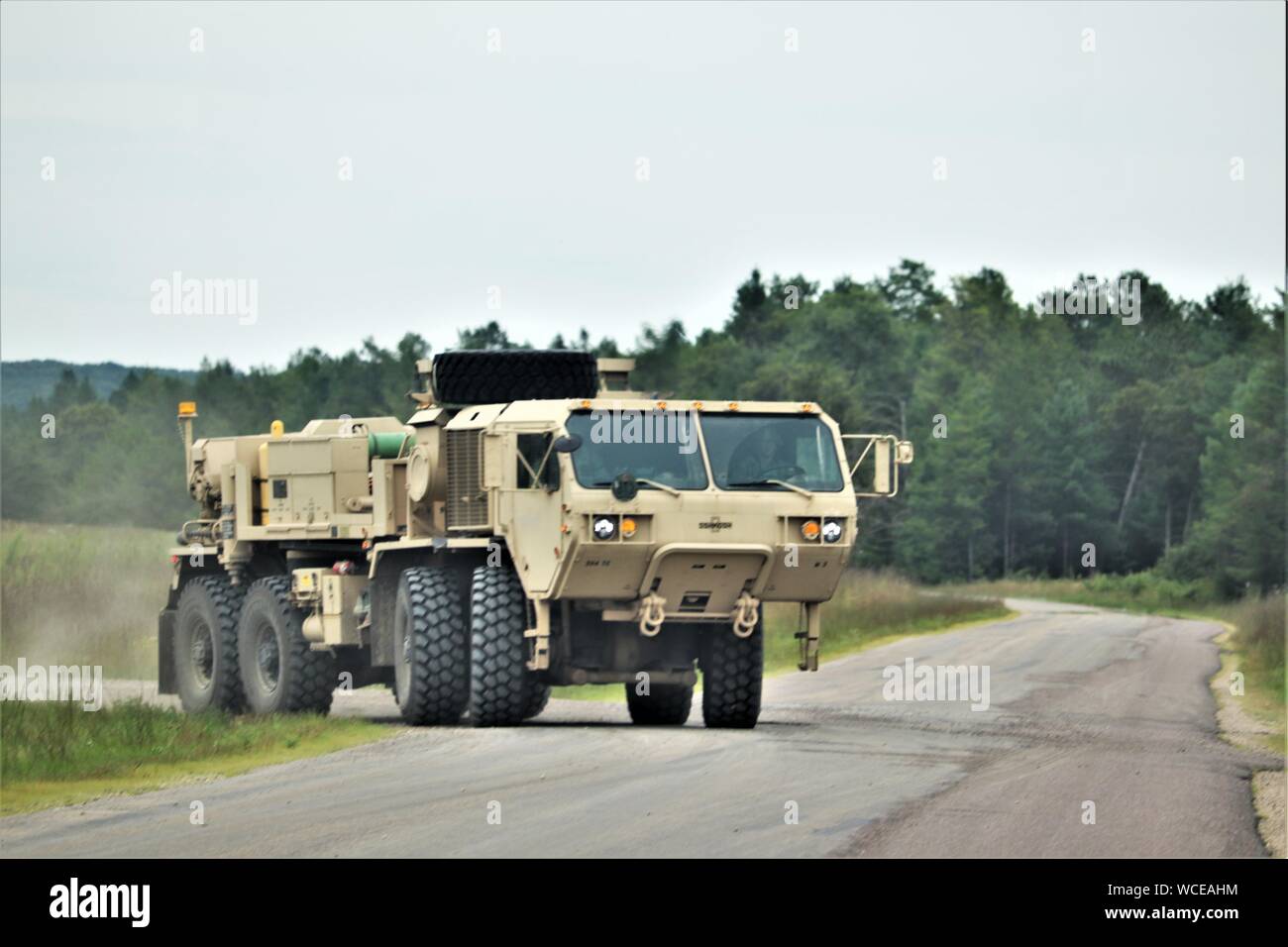 Service Mitglieder am Fort McCoy, Wis., für die Ausbildung in der 86th Division Combat Support Training Training (CSTX) 86-19-04 ein militärisches Fahrzeug in einen Konvoi fahren 12.08.20, 2019, im Süden an die Installation. Die Ausübung enthalten Tausende von Service Mitglieder und fiel mit anderen untergeordneten Übungen, die auf Post im August 2019, wie z. B. globalen Medic und Patriot Krieger. (U.S. Armee Foto von Scott T. Sturkol, Public Affairs Office, Fort McCoy, Wis.) Stockfoto