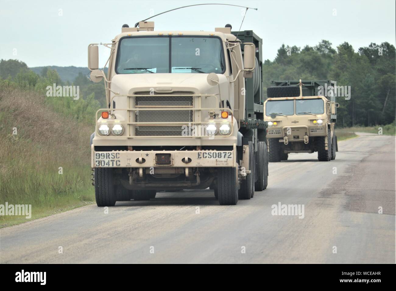 Service Mitglieder am Fort McCoy, Wis., für die Ausbildung in der 86th Division Combat Support Training Training (CSTX) 86-19-04 Antrieb Militärfahrzeuge in einem Konvoi Aug.20, 2019, im Süden an die Installation. Die Ausübung enthalten Tausende von Service Mitglieder und fiel mit anderen untergeordneten Übungen, die auf Post im August 2019, wie z. B. globalen Medic und Patriot Krieger. (U.S. Armee Foto von Scott T. Sturkol, Public Affairs Office, Fort McCoy, Wis.) Stockfoto