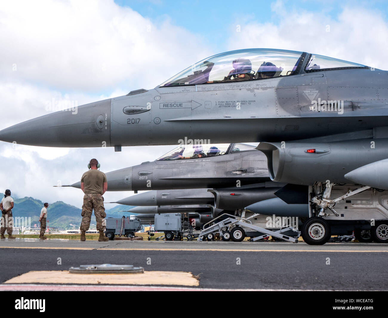 F-16 Fighting Falcons aus Die 138 Fighter Wing bereiten Sie sich auf einen Kampf sortie während der Übung Sentry Aloha 19-2 23.08.2019, Auf der gemeinsamen Basis Pearl Harbor-Hickam, Hawaii. Die langjährige Übung ist routinemäßig statt Flieger mit aktuellen, realistischen und kostengünstige Ausbildung zu ermöglichen. Diese Iteration von Sentry Aloha Air National Guard umfasst Mitglieder aus 15 Staaten und eine Einheit aus der Royal Australian Air Force. (U.S. Air National Guard Foto von älteren Flieger John linzmeier) Stockfoto