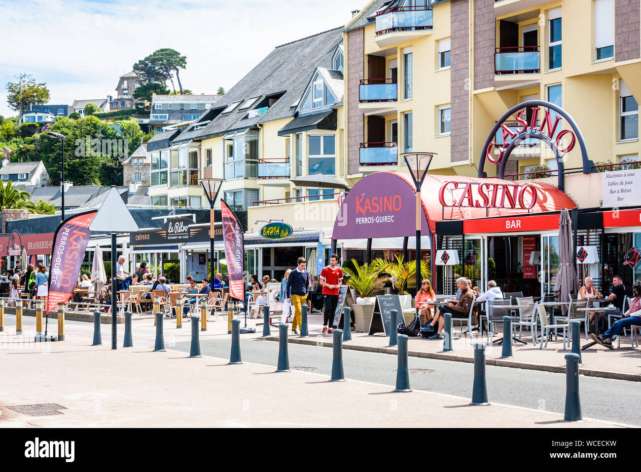 Allgemeine Ansicht von der Küste des Trestraou Strand in Perros-Guirec, Frankreich, mit dem Eingang des Casinos und die Terrassen der Restaurants. Stockfoto